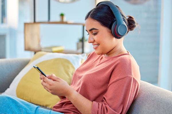 Radio Streaming Vs. Broadcast: What Are the Differences?